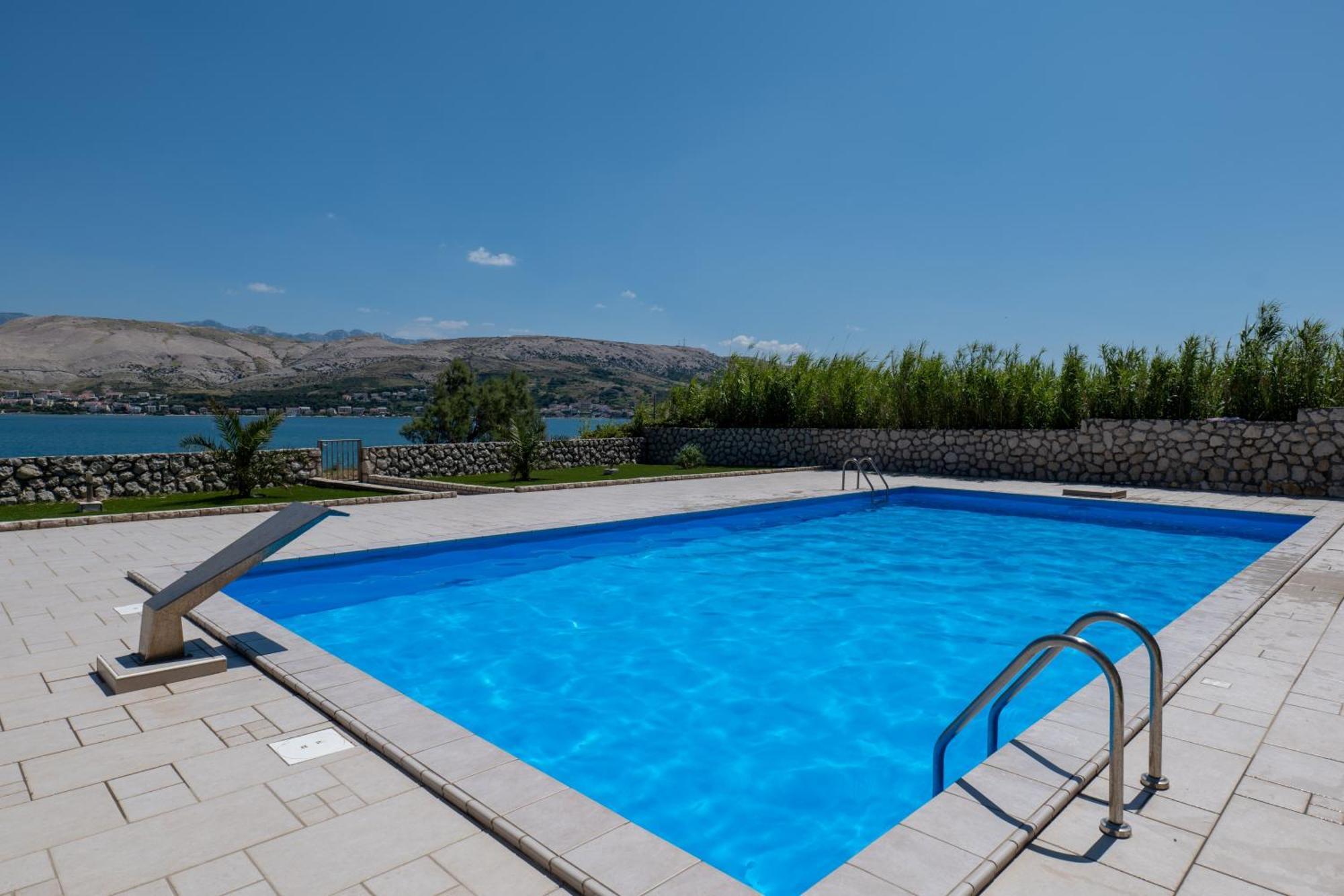 Pool Apartment Ena Pag Town Bagian luar foto